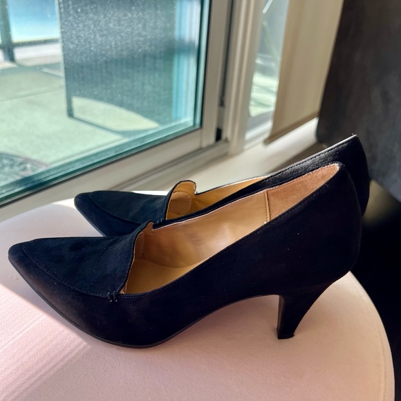 MAE Naturalizer black suede pumps. - Picture 7 of 7